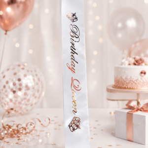Écharpe Happy Birthday Queen blanche et or avec motifs couronne. Un accessoire chic et élégant pour mettre la reine de l’anniversaire à l’honneur.
