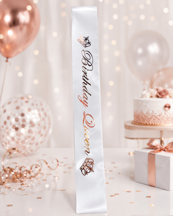 Écharpe Happy Birthday Queen blanche et or avec motifs couronne. Un accessoire chic et élégant pour mettre la reine de l’anniversaire à l’honneur.