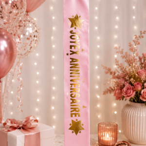 Écharpe Joyeux Anniversaire rose et or, élégante et festive. Un accessoire idéal pour célébrer un anniversaire et créer de jolies photos souvenirs.