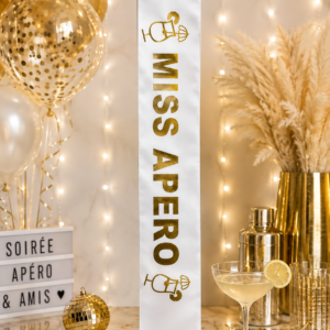 Écharpe Miss Apéro blanche et or, réalisée sur place chez Planet Fiesta. Un accessoire chic et amusant pour anniversaire, EVJF et soirée festive.