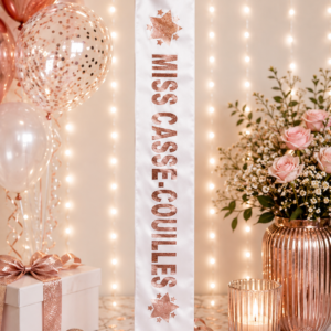 Écharpe Miss Casse-Couilles blanche et rose gold, idéale pour un anniversaire ou un cadeau humoristique. Réalisée sur place chez Planet Fiesta.