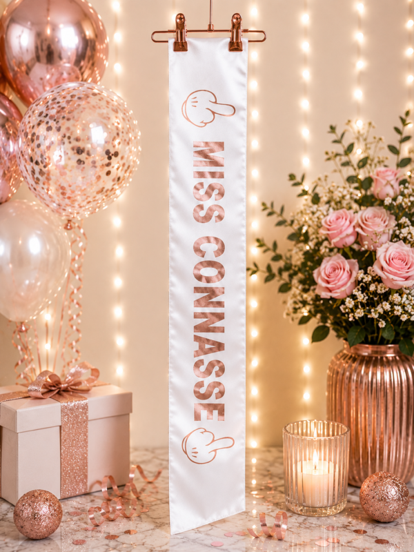 Écharpe Miss Connasse blanche et rose gold, idéale pour anniversaire, EVJF ou soirée entre copines. Accessoire humoristique et original.