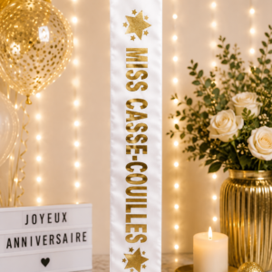 Écharpe Miss Casse-Couilles blanche et or, idéale pour un anniversaire et un cadeau humoristique. Réalisée sur place chez Planet Fiesta.