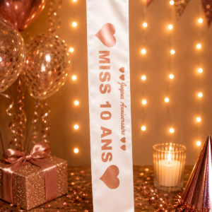 Célébrez son anniversaire avec style grâce à nos écharpes Miss blanche et rose gold (de 10 à 80 ans) ! Une impression de qualité réalisée par nos équipes sur un satin doux et brillant.