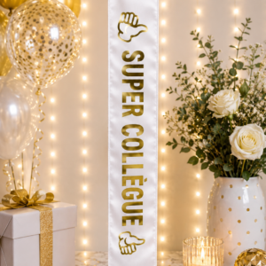 Écharpe Super Collègue blanche et or, idéale pour un anniversaire, départ ou cadeau entre collègues. Réalisée sur place chez Planet Fiesta.