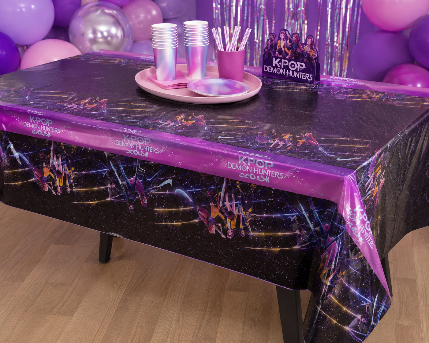 Nappe en plastique K-Pop Demon Hunters 120 x 180 cm, idéale pour protéger et décorer votre table lors d’un anniversaire sur le thème du célèbre film.