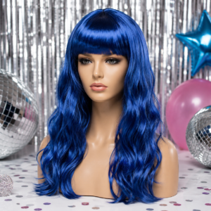 Perruque longue bleue avec frange et cheveux ondulés. Idéale pour déguisement, carnaval, festival, soirée à thème et événement festif.