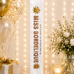 Écharpe Miss Bordélique blanche et or, réalisée sur place chez Planet Fiesta. Une idée cadeau drôle et originale pour un anniversaire ou une soirée.