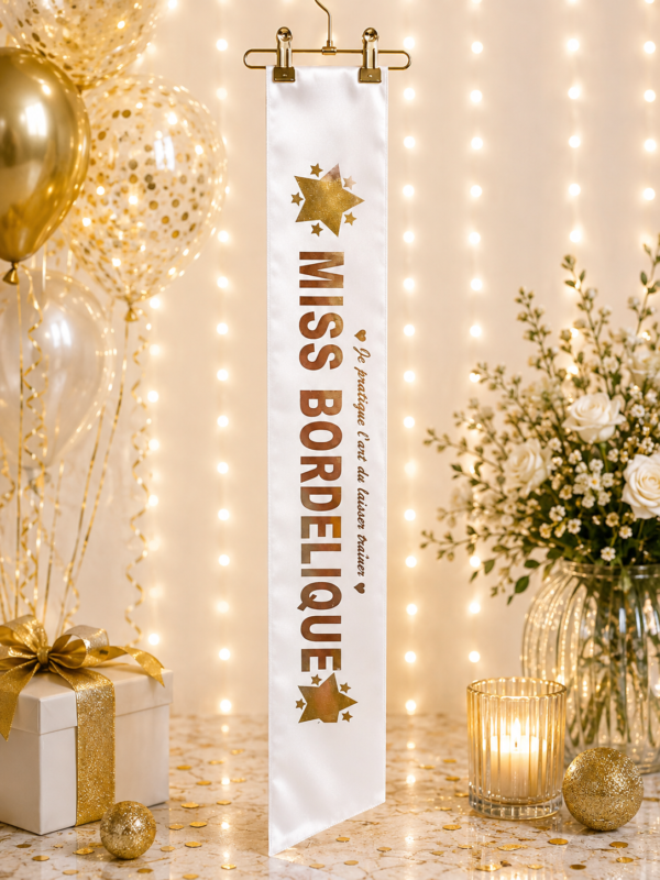 Écharpe Miss Bordélique blanche et or, réalisée sur place chez Planet Fiesta. Une idée cadeau drôle et originale pour un anniversaire ou une soirée.