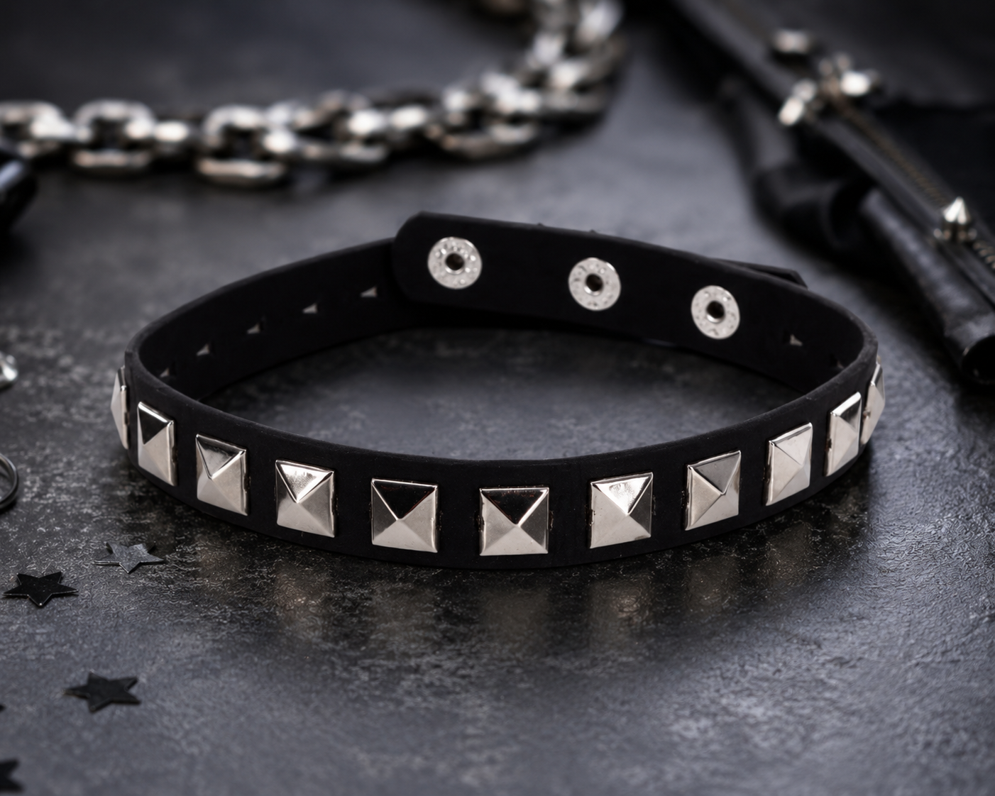 Collier punk noir à clous argentés, accessoire idéal pour un déguisement rock, punk ou gothique, une soirée années 80, Halloween ou un festival.