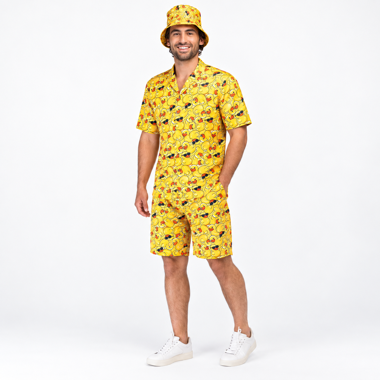 Déguisement Lucky Duck adulte jaune avec chemise, short et bob imprimés canards. Un costume fun et original pour soirées, carnaval et fêtes déguisées.