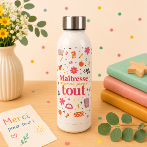 Offrez un cadeau utile et touchant avec la Gourde Isotherme Maîtresse ! Design scolaire coloré et message "Merci pour tout". Idéal pour garder ses boissons à température.