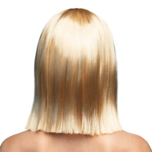Perruque mi-longue blonde avec frange, idéale pour Halloween, carnaval, soirées déguisées et looks festifs. Un accessoire élégant et facile à porter.