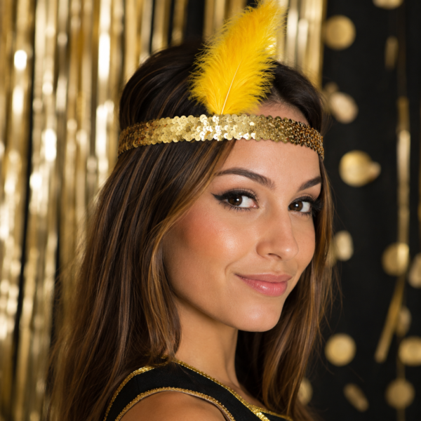Craquez pour ce bandeau Charleston à sequins dorés avec plume jaune. L'accessoire idéal pour compléter un déguisement Gatsby ou Années 20 lors d'une soirée à thème, d'un carnaval ou d'une fête costumée.
