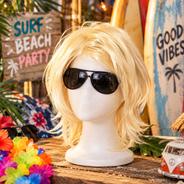 Perruque de surfeur blonde mi-longue, idéale pour soirée tropicale, carnaval, déguisement rétro, photobooth et look plage humoristique.