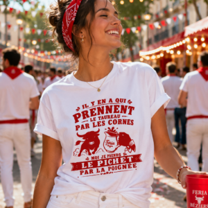 Découvrez le t-shirt Feria « Le pichet par la poignée », blanc et rouge, idéal pour compléter votre tenue pour la Feria de Béziers et faire la fête entre amis.