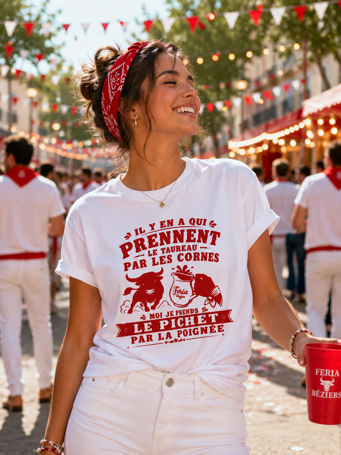 Découvrez le t-shirt Feria « Le pichet par la poignée », blanc et rouge, idéal pour compléter votre tenue pour la Feria de Béziers et faire la fête entre amis.
