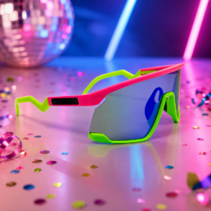 Craquez pour les lunettes fluo rose et jaune au style rétro néon. Un accessoire original idéal pour soirées années 80, festivals, déguisements et fêtes.