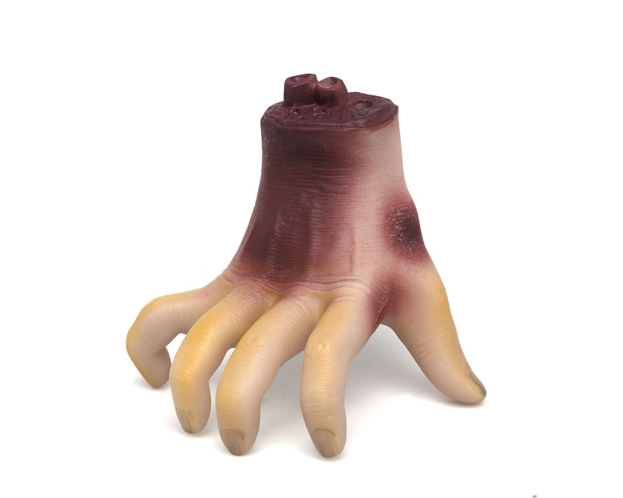 Halloween, c’est le moment parfait pour se lâcher sur la déco. Et avec cette fausse main, impossible de faire une ambiance trop sage. 🎃🖐️